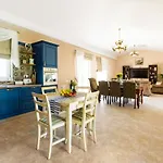 Pool House Mamaia Villa
