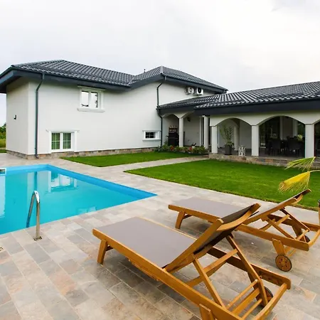Pool House Mamaia Villa *